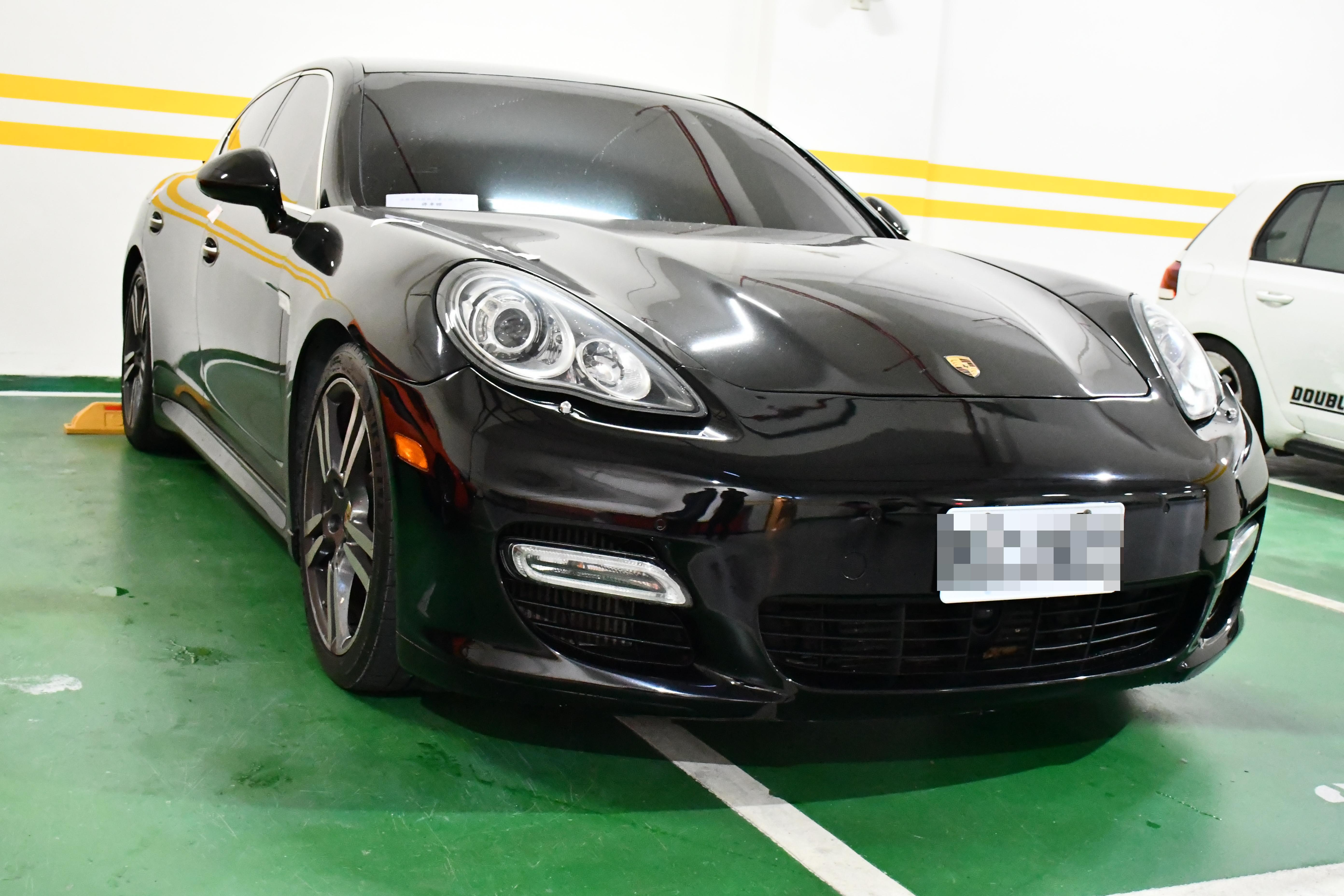 士林分署拍賣黑色保時捷PANAMERA TURBO