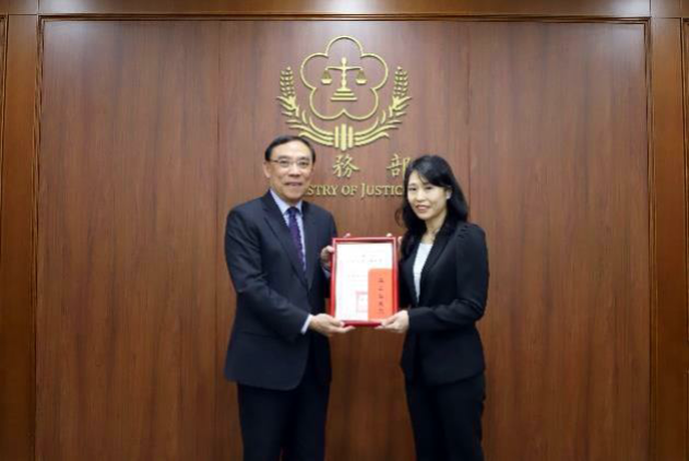 新北分署姜行政執行官育菁榮獲法務部113年模範公務人員