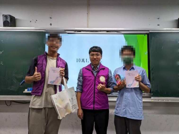 新莊高中同學獲贈廉潔手札及禮品與行政執行官開心合影