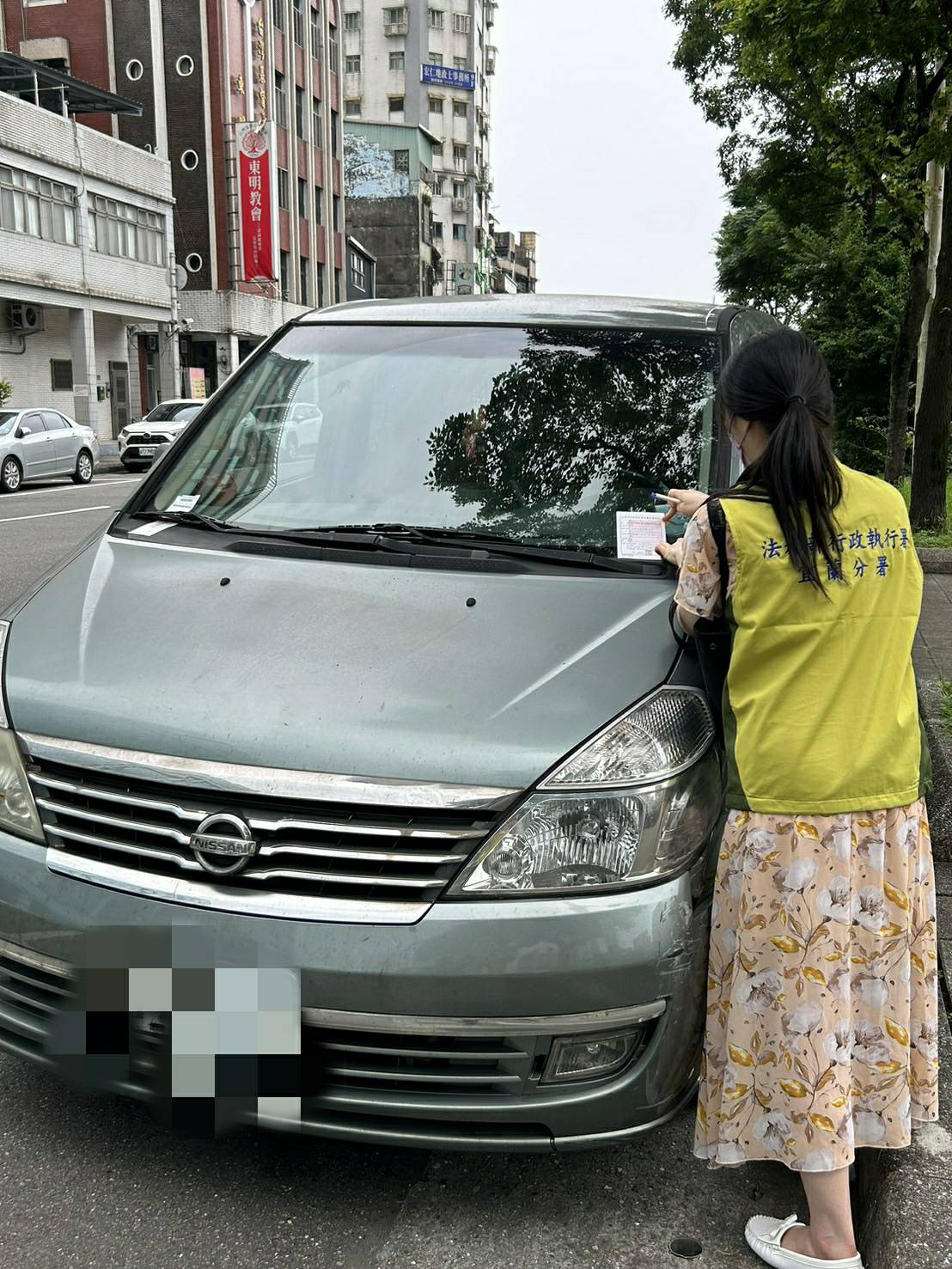 基隆市田寮河邊查封一位拒繳逾百張罰單之義務人名下車輛，強力展現公權力。