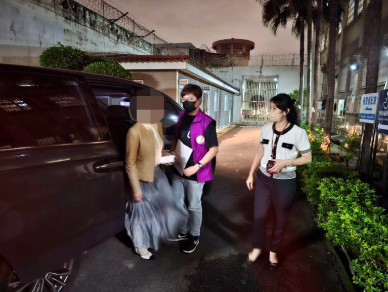 法院裁定准予管收後，執行人員解送夏女前往管收所。