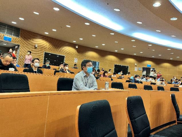 行政院新莊聯合辦公大樓總幹事說明防空避難區域及逃生動線，新北分署防空疏散避難防護團團本部團長及成員均全神貫注聽講。