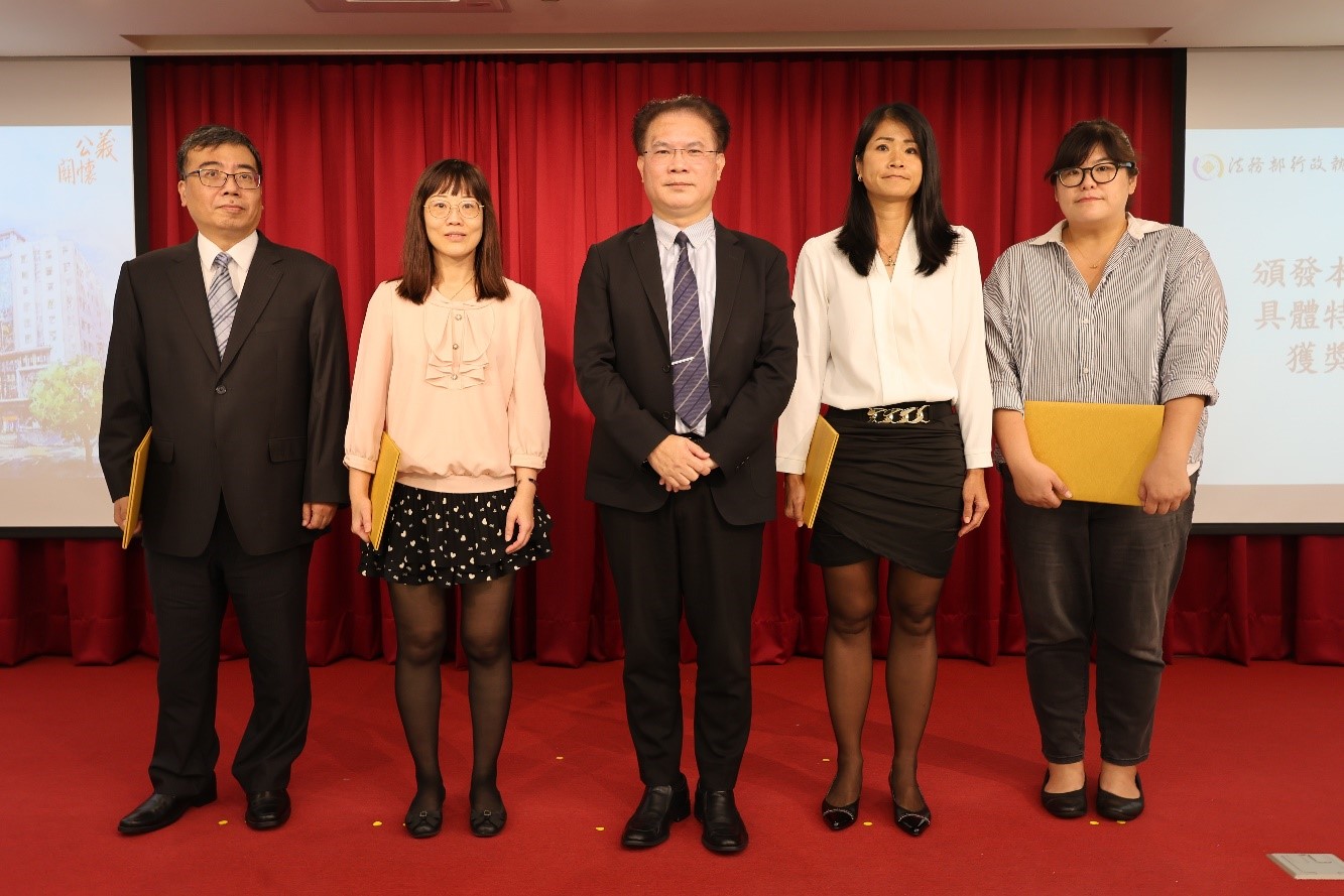 法務部黃謀信常務次長頒發「具體特殊優良事蹟」獎項予行政執行官，並致詞表示可以「績效卓著」、「行政協力」、「人道關懷」及「實現正義」等四句話代表行政執行署。