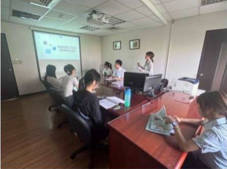 東吳大學法學院實習學生認真聽講情形