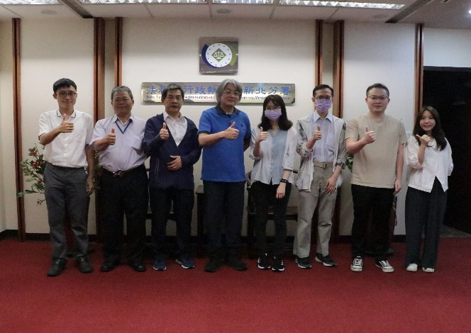 稽核小組委員與新北分署同仁合影留念。
