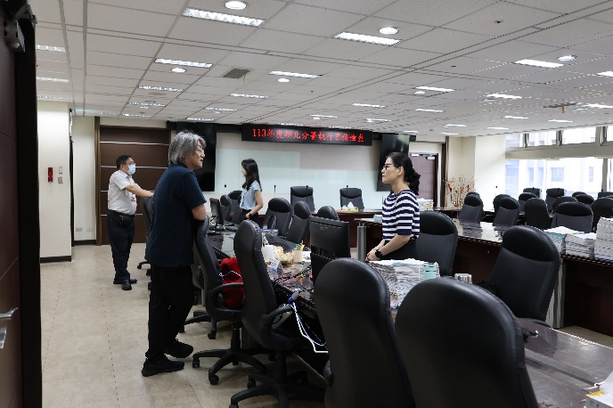 新北分署黃分署長立維與檢查人員進行業務交流。
