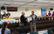民眾共同參與宣示活動，得標民眾開心領取宣導品並合影。