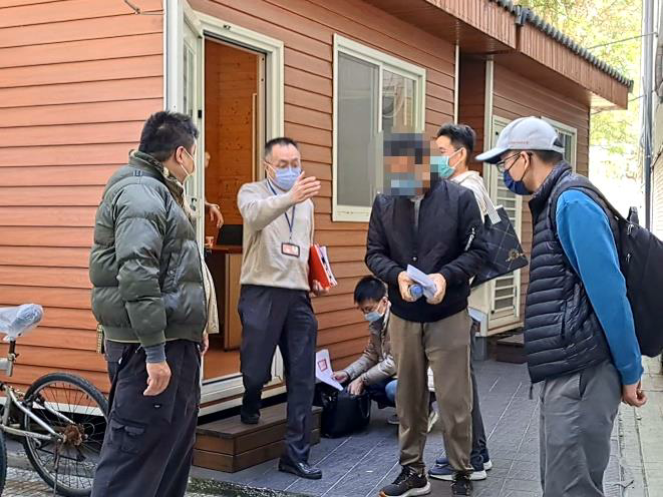 臺中分署執行人員將蔣姓負責人拘提到案，於臺中分署辦理人別訊問後，新北分署行政執行官及執行員準備將其解送回新北分署。