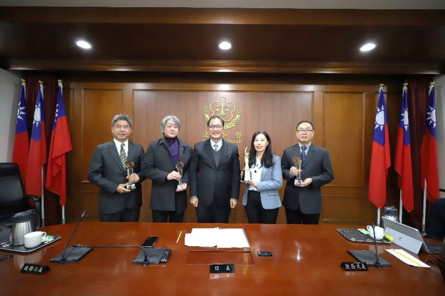 法務部舉辦「112年度法務部政府服務獎」頒獎典禮，新北分署數位治理經法務部推薦參獎，榮獲「112年度法務部政府服務獎」。