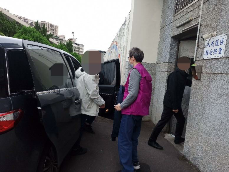新北分署書記官將義務人解送至臺北看守所附設管收所。