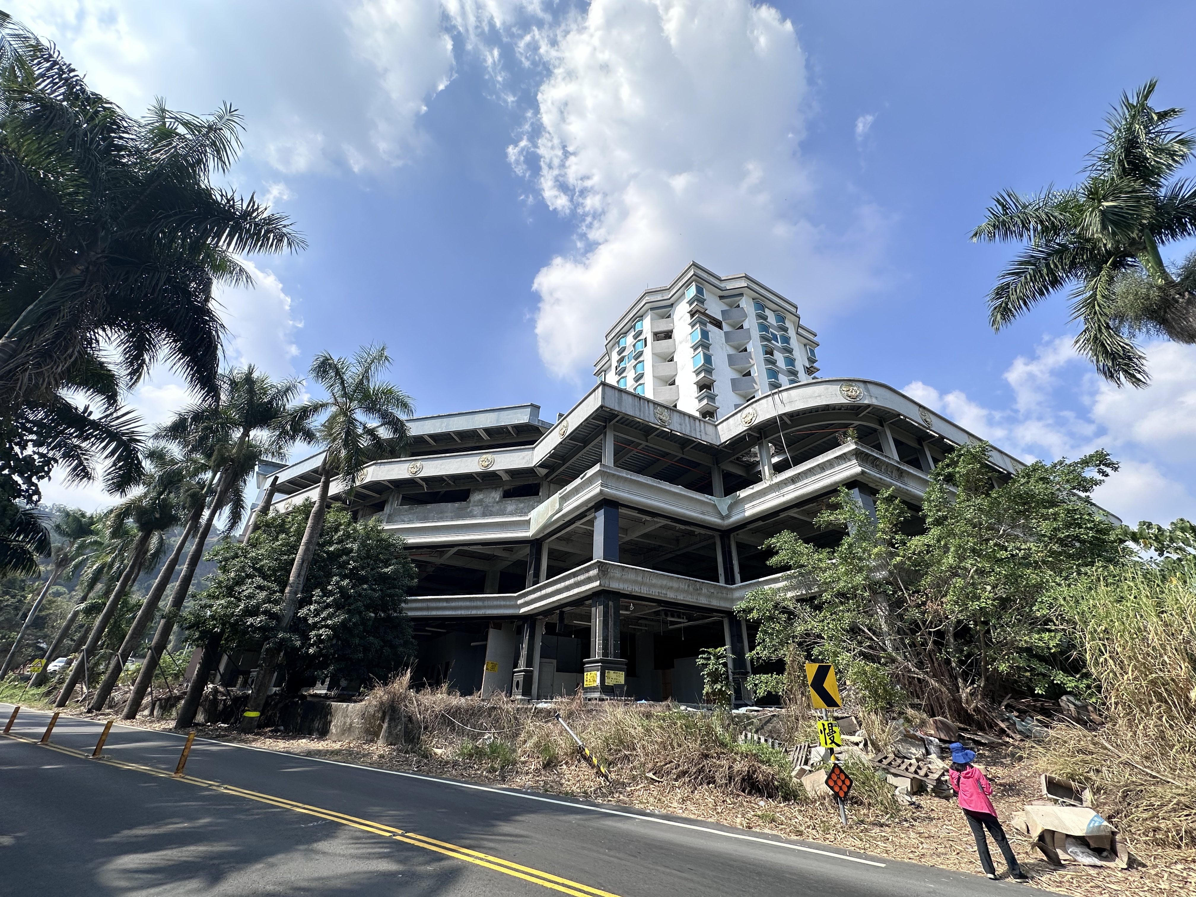 高雄分署以1億8,048萬元拍定位於高雄大社區觀音山未完工渡假會館