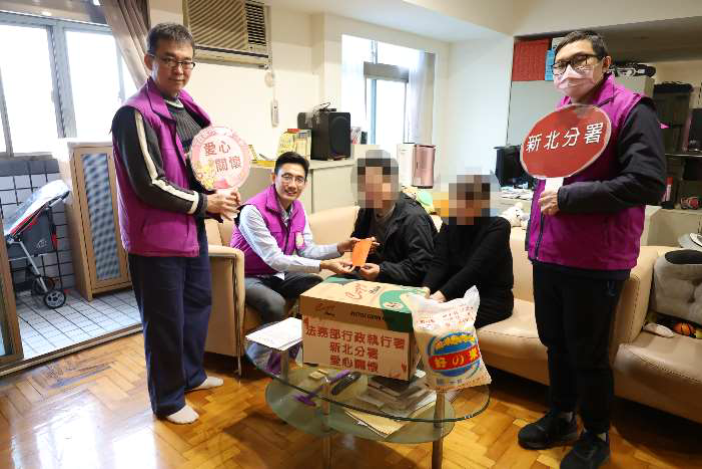 新北分署行政執行官帶隊至林姓義務人府上愛心關懷，其母親陪同在場。
