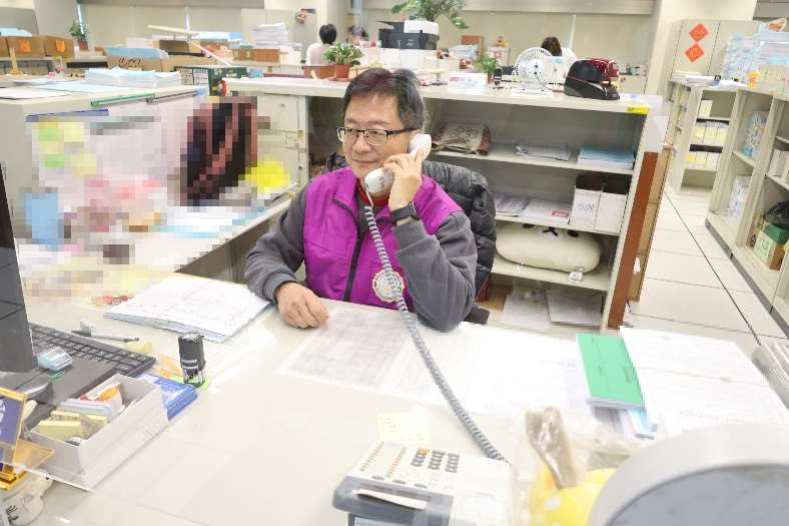 義務人於其銀行存款遭扣押，房產遭查封後，
致洽承辦書記官(示意照)詢問原委。