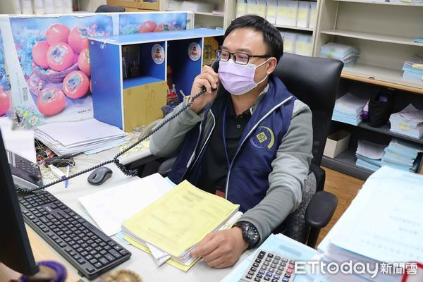 ▲為落實「公義與關懷」政策，執行人員努力溝通