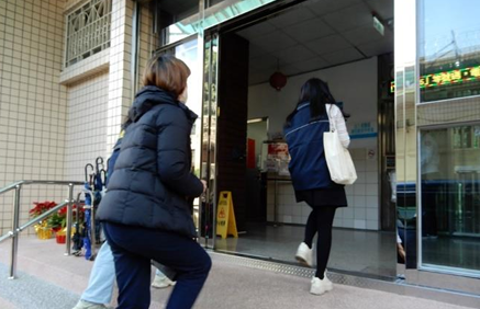 臺北分署將義務人(左1)送入臺北女子看守所
