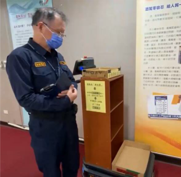 機器人精準閃避路人。