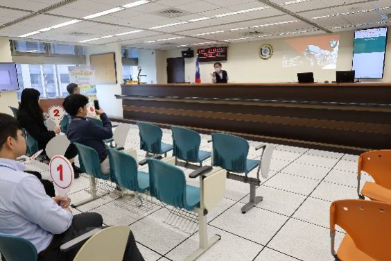 法務部司法官學院司法官第65期學員於新北分署拍賣室觀摩動產及不動產拍賣程序。