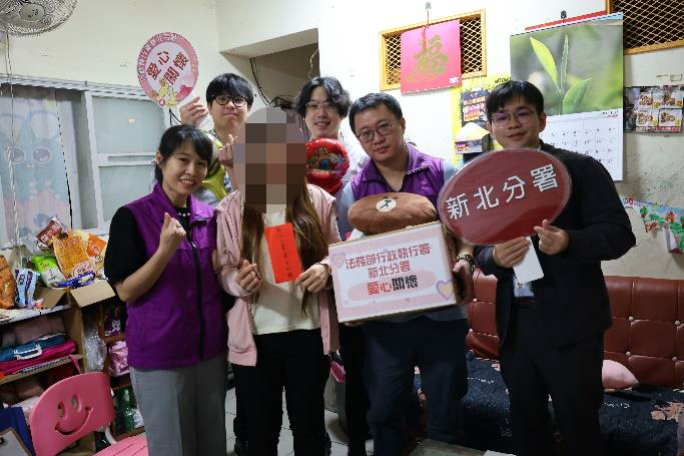 新北分署帶領3位學習司法官至三峽區張姓義務人租屋處愛心關懷。