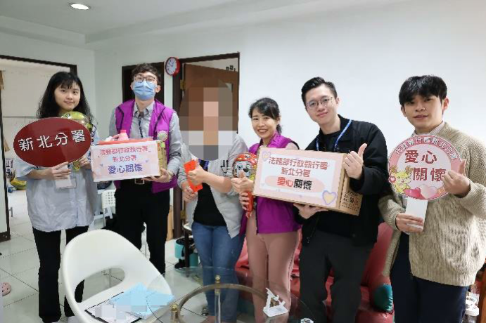 新北分署帶領3位學習司法官至新莊區劉姓義務人租屋處愛心關懷。