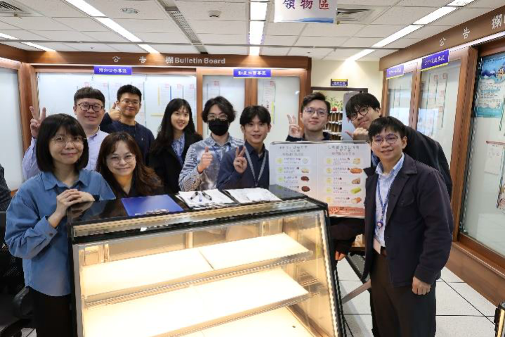 6位實習司法官及1位實習行政執行官，在行政執行官指導下充當一日店員，於完售後開心合影留念。