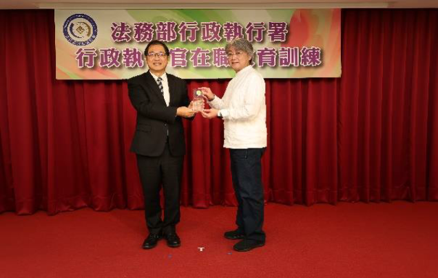 鄭部長銘謙頒發執行之光獎牌予分署。