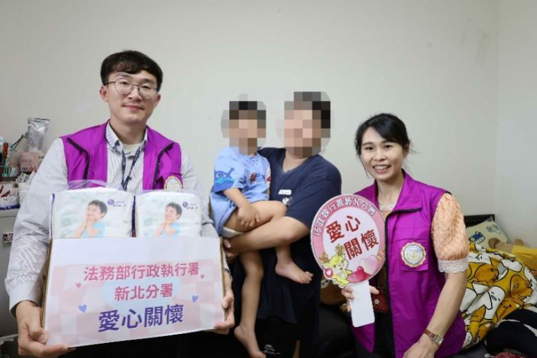 新北分署至徐女租屋處關懷訪視，並致贈愛心物資。