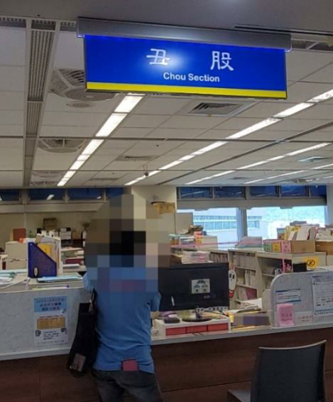 務人於到場向書記官說明案情。