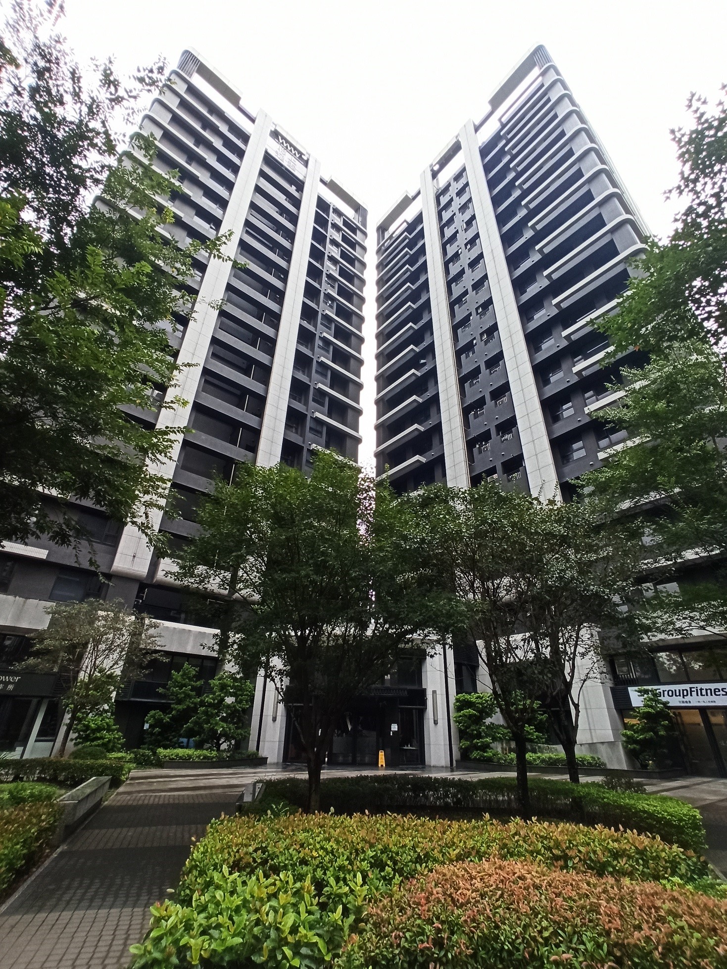 新北分署受臺北地檢署囑託拍賣「台版地面師」詐欺案被告名下位於板橋「聯上涵翠」社區的住宅一戶，今日以2,889萬元拍定。