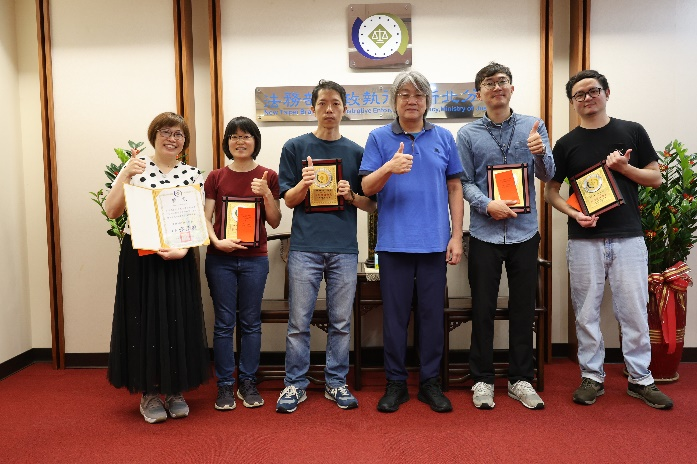 新北分署黃分署長立維頒發「113年度執行績效優良」等獎項，並與獲獎同仁合影留念。
