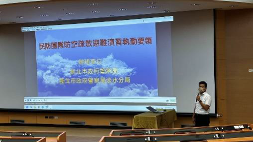 行政院新莊聯合辦公大樓總幹事說明防空避難區域及逃生動線，新北分署防空疏散避難防護團團本部團長及成員均全神貫注聽講。