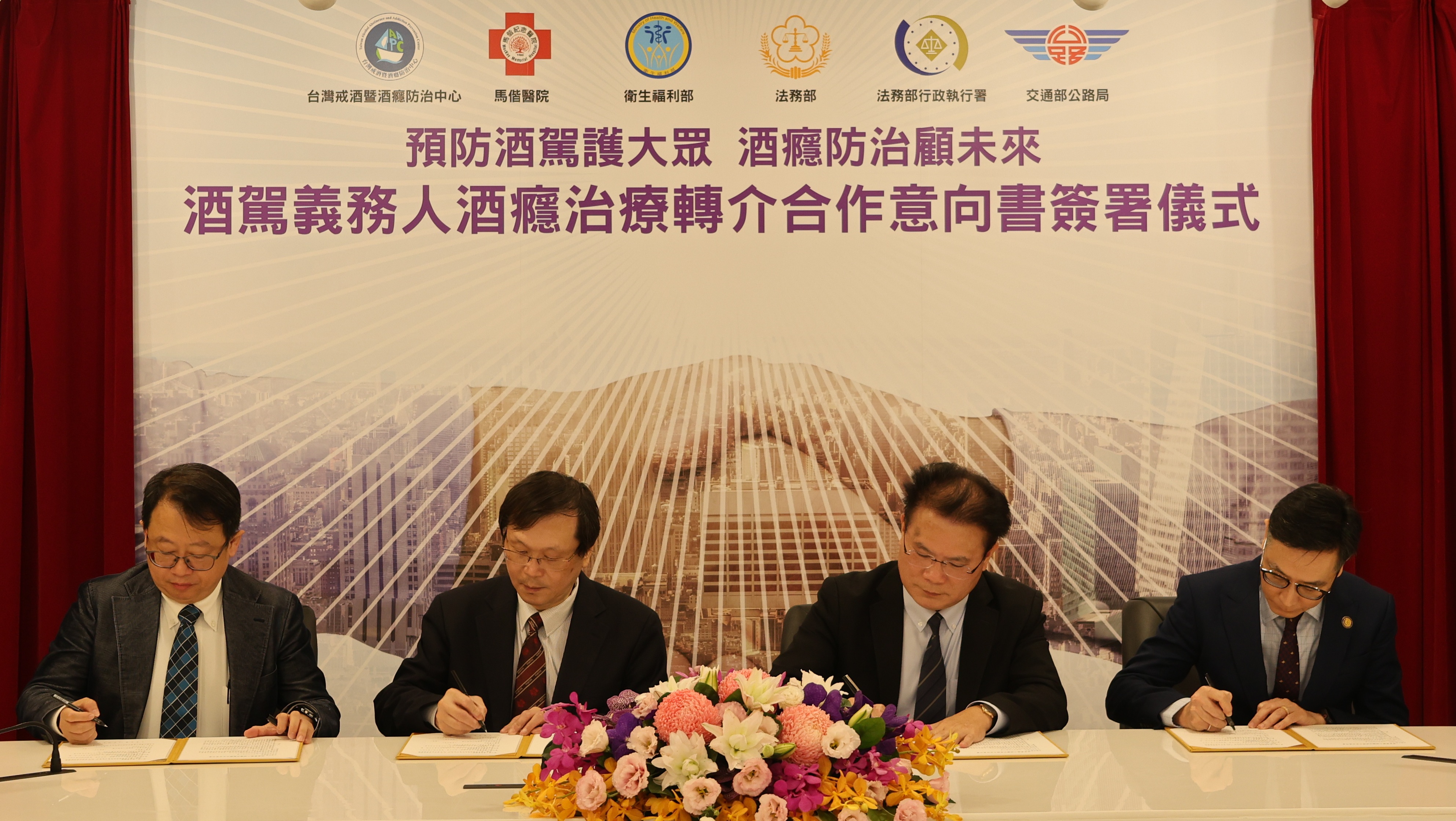 照片4簽署合作意向書