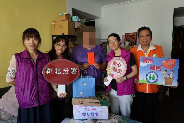 新北分署行政執行官及 2位書記官偕同健保署人員至義務人府上愛心關懷。
