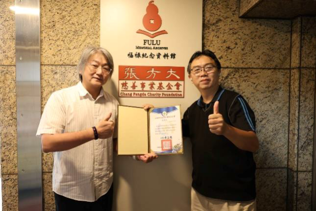 新北分署黃分署長立維親至財團法人新北市私立張方大慈善事業基金會致贈感謝狀予張執行長。