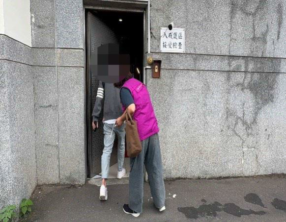 法院裁定准予管收後，執行人員準備解送義務人前往管收所。