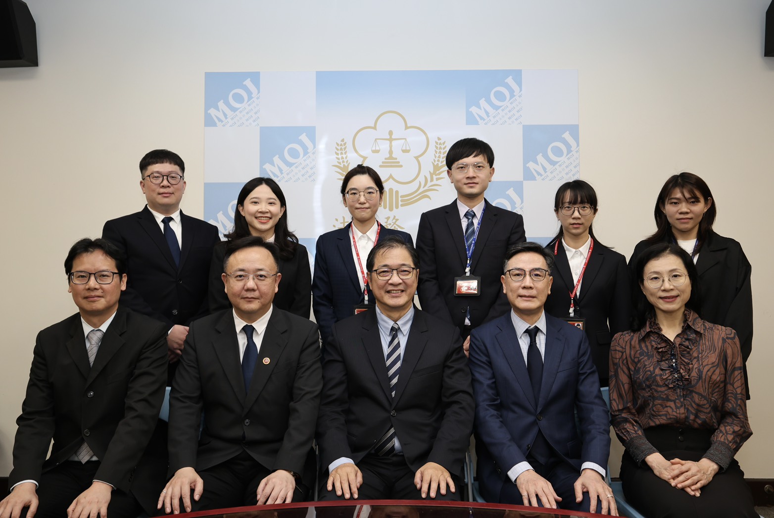 鄭部長及法務部長官與第18、19期全體學員合影