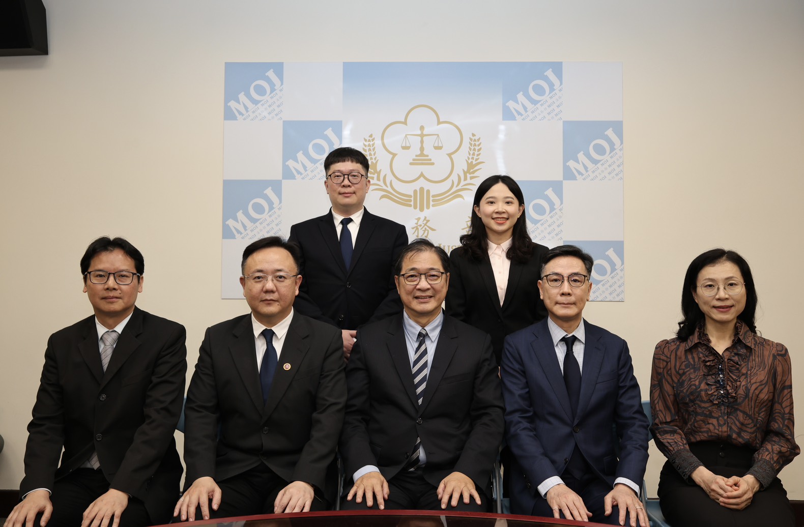 鄭部長及法務部長官與第18期結訓學員合照