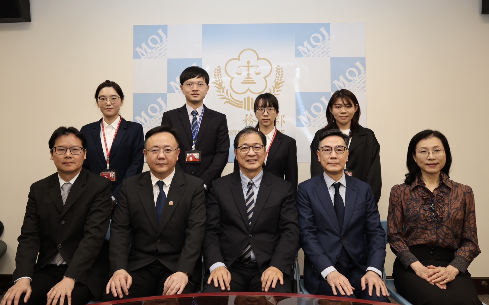 鄭部長及法務部長官與第19期開訓學員合影