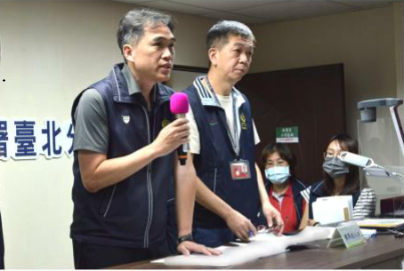 拍賣官(左)主持客機開標