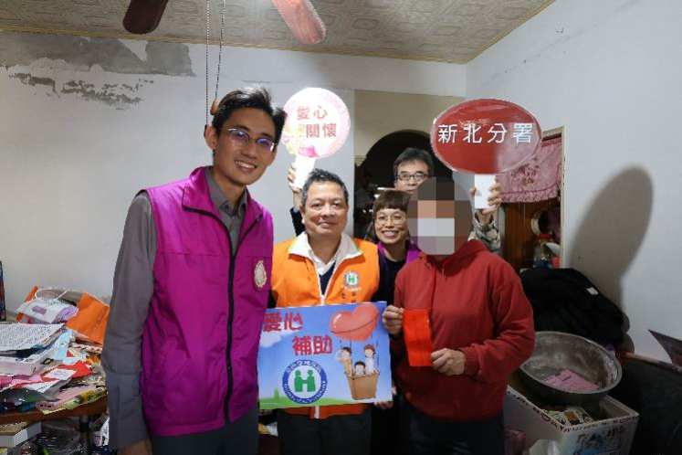 新北分署姜行政執行官及2位書記官邀同健保署人員於到府愛心關懷義務人