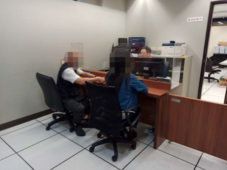 義務人由其友人陪同到場向書記官說明案情，並辦理分期繳納