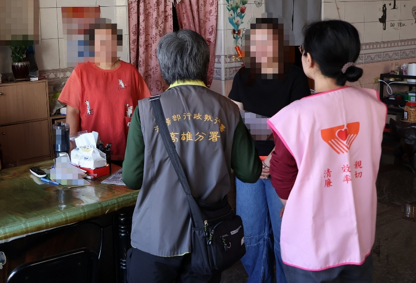 承辦同仁以及愛心社暖心送上三個紅包，這份慰問象徵著同仁對她不向命運低頭、積極向上的肯定