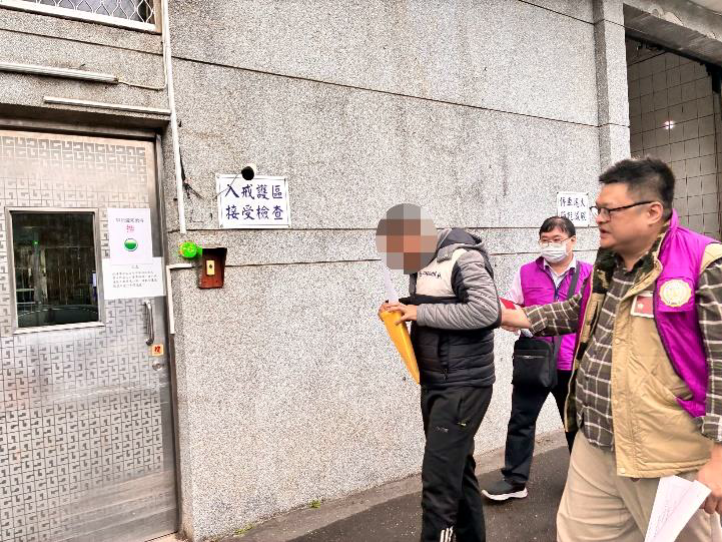 法院裁定准予管收後，執行人員解送義務人前往管收所。