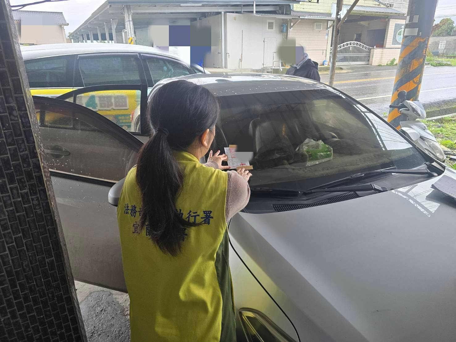 宜蘭女欠稅不理遭智慧扣車
