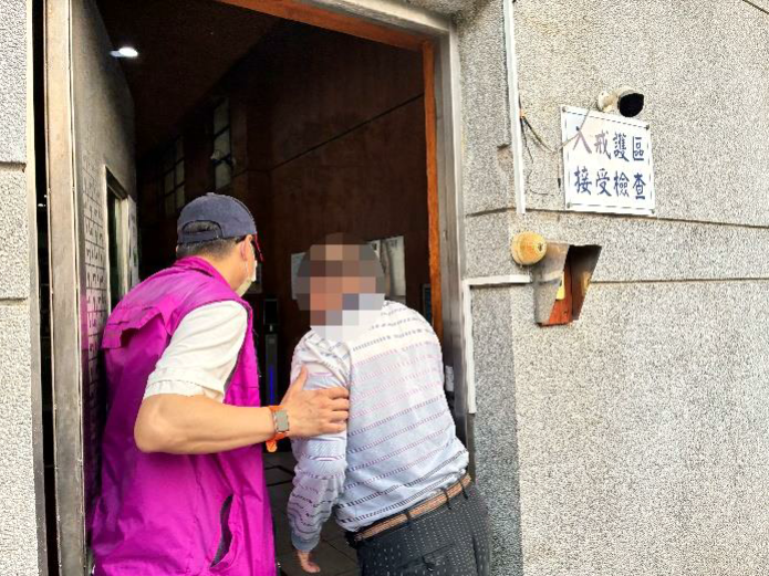 法院裁准管收後，執行人員將義務人解送管收所。