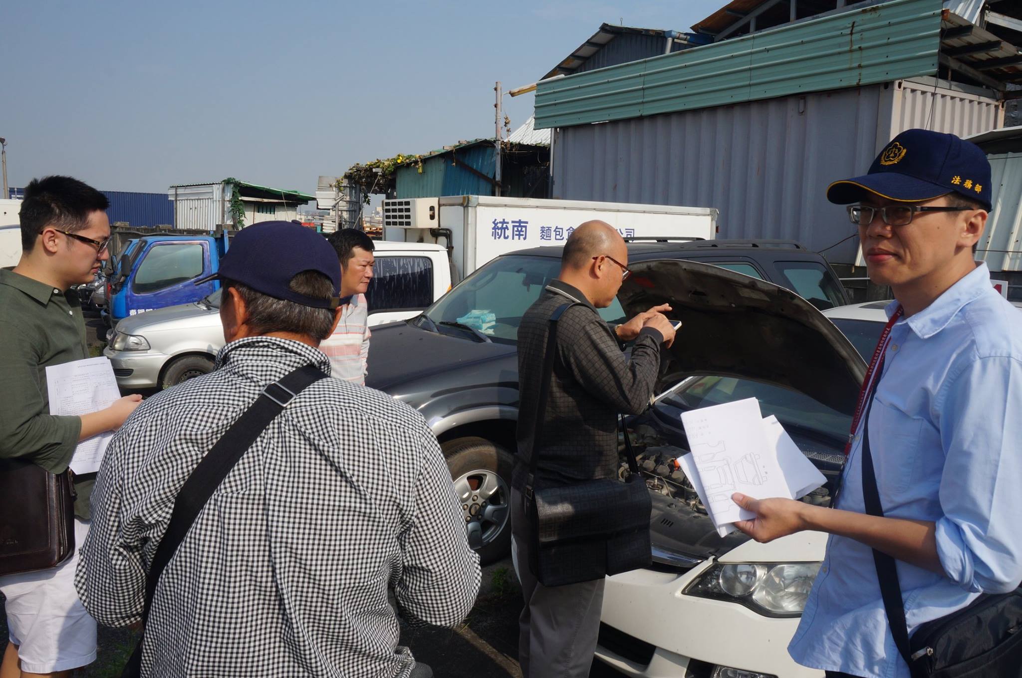 參與競標民眾觀察查封車輛車況