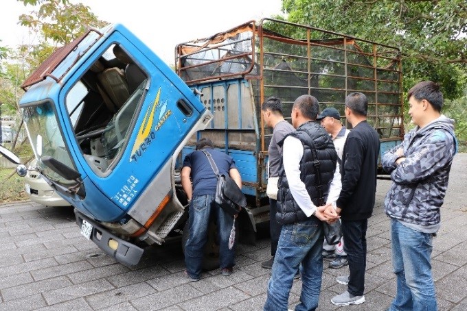 參與競標民眾仔細觀察遭拍賣的貨車車況