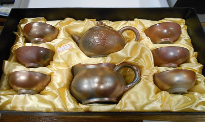 新北市鶯歌著名陶瓷「良之燒陶藝」之茶具組供民眾競標