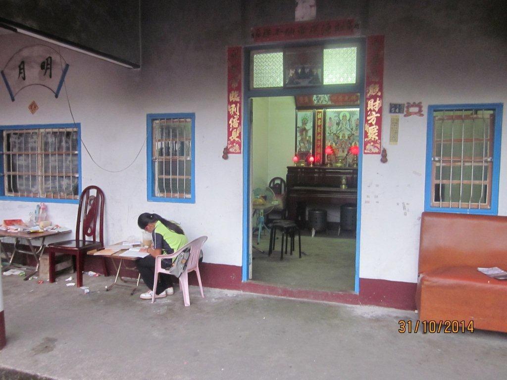小妹妹在「書桌」上寫功課