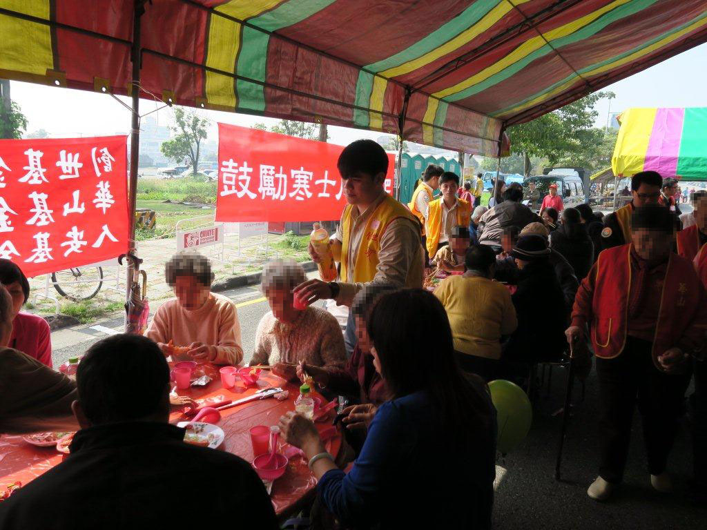 役男擔任桌長為長者服務用餐