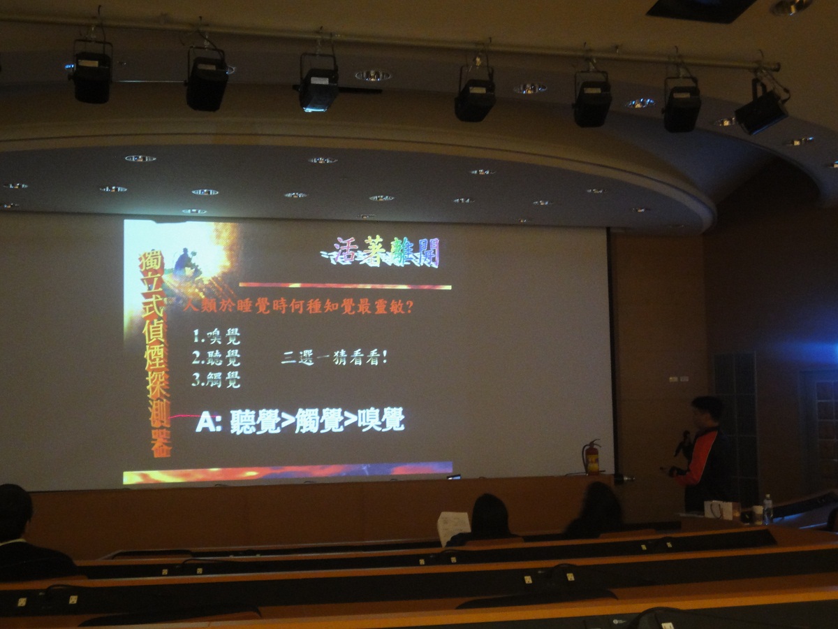 授課教官說明火災現場逃生知識